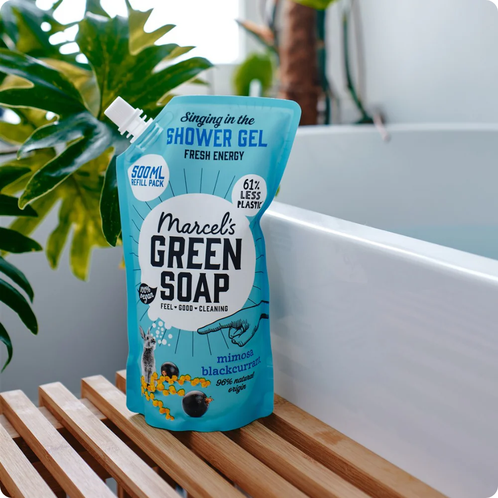 Marcel's Green Soap – Ανταλλακτικό Αφρόλουτρο Μιμόζα & Μαύρη Σταφίδα Για επαναγέμιση του αφρόλουτρου Mimosa & Blackcurrant. Με το φρουτώδες και δροσιστικό άρωμα της Μιμόζας και της Μαύρης Σταφίδας. Εμπλουτισμένο με αλόη βέρα και φυτική γλυκερίνη για επιπλέον ενυδάτωση και απαλότητα. Περιεχόμενο: 500 ml Άρωμα Feel Good που κάνει το ντους μια απολαυστική εμπειρία Ανακυκλώσιμη συσκευασία Χωρίς μικροπλαστικά (σύμφωνα με τον ορισμό του ECHA) Vegan 93,45% φυσικά συστατικά Οικολογικό αφρόλουτρο Το αφρόλουτρο της Marcel's Green Soap έχει δημιουργηθεί με σεβασμό προς τον πλανήτη. Η συσκευασία είναι κατασκευασμένη από 100% ανακυκλωμένο πλαστικό και μπορεί να ξαναγεμιστεί με τα ανταλλακτικά σακουλάκια. Η φόρμουλα είναι χωρίς μικροπλαστικά και περιέχει τουλάχιστον 93,45% φυσικά συστατικά (σύμφωνα με το πρότυπο ISO16128). Συστατικά Aqua, Sodium Laureth Sulfate, Sodium Chloride, Glycerin, Cocamidopropyl Betaine, Parfum, Sodium Benzoate, Aloe Barbadensis Leaf Juice, Citric Acid, Potassium Sorbate, Hexyl Cinnamal, Limonene, Hydroxycitronellal, Sodium Hydroxide, Propylene Glycol. Marcel's Green Soap Αφρόλουτρο - Μιμόζα & Μαύρη Σταφίδα - Ανταλλακτικό - 500 ml - Image 3
