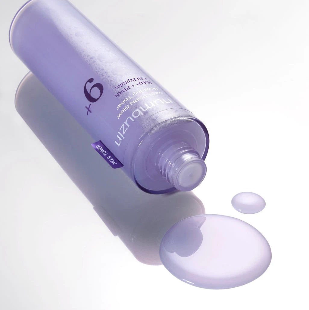 Η essence-υφή του toner με τη μοβ απόχρωση (από τη βιταμίνη Β12) και την περλέ λάμψη
