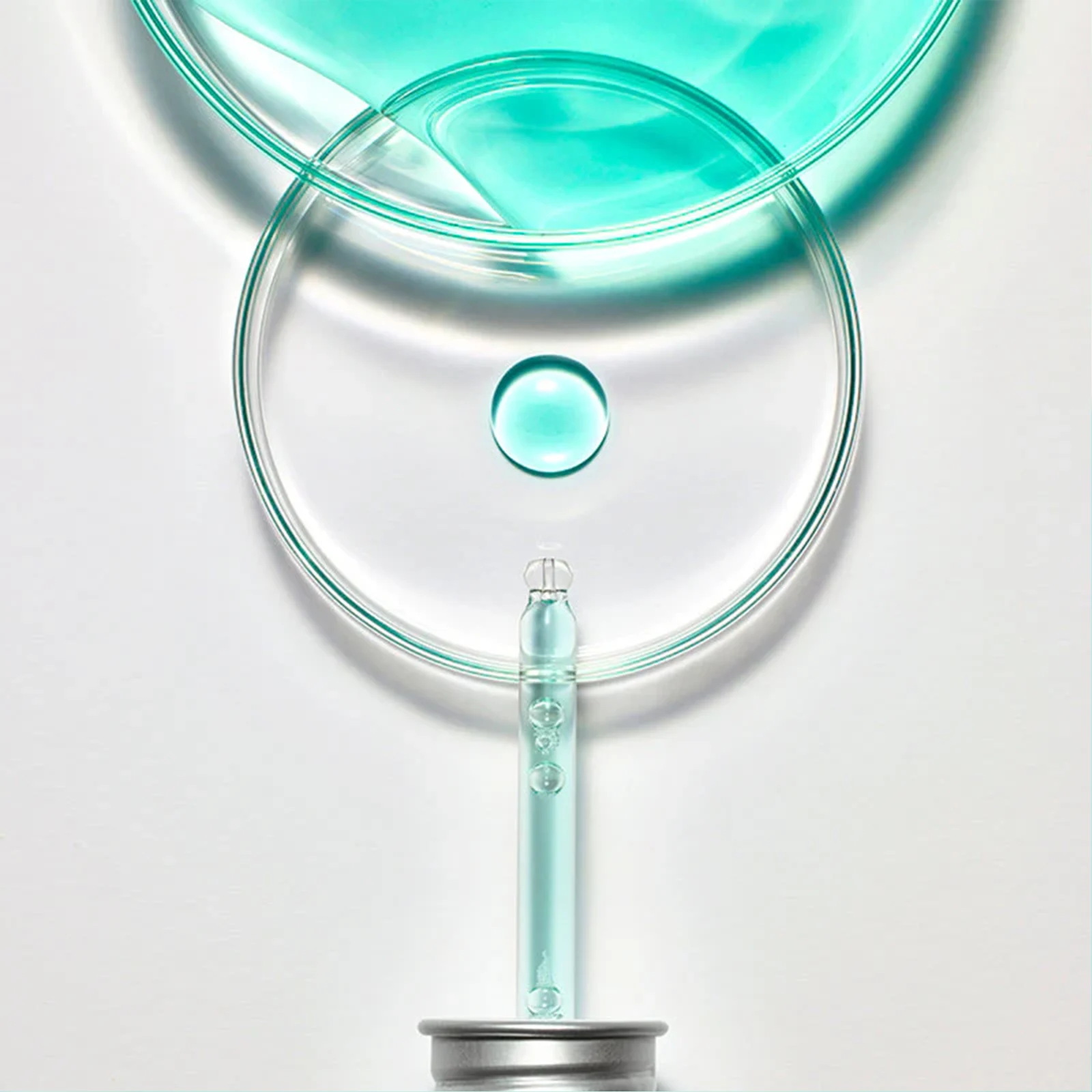Το σταγονόμετρο απελευθερώνει το υδάτινο serum με τις χαρακτηριστικές μικροκάψουλες