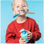 Jordan Kids Παιδική Οδοντόκρεμα με Αντλία 0-5 Ετών με Γεύση Φράουλα 150ml – σε χρήση