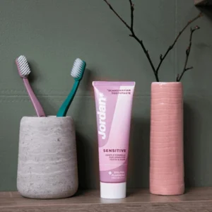Jordan Stay Fresh Sensitive Οδοντόκρεμα για Ευαίσθητα Δόντια 75ml – σε χρήση