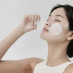 Εφαρμογή Celimax Cica BHA Toner Pad στο πρόσωπο